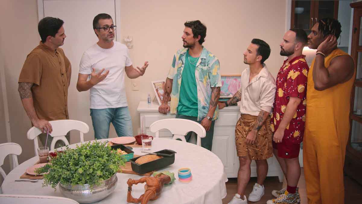Rafael Stein conversa com o elenco de Queer Eye Brasil