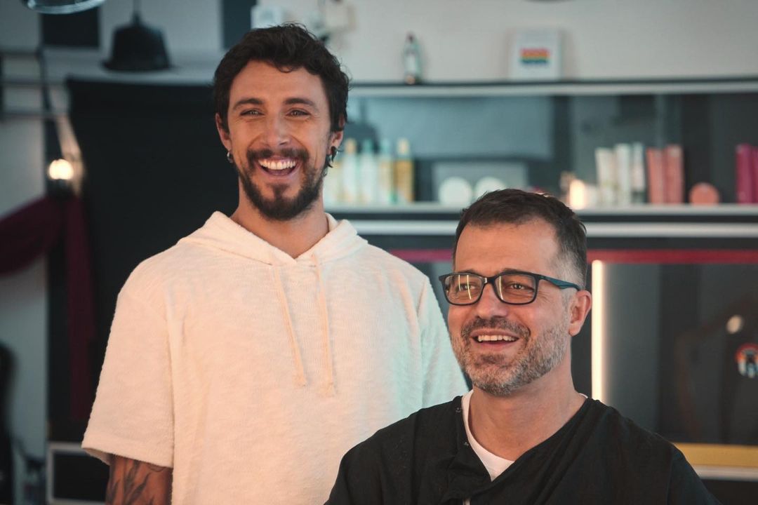 Rafael Stein em uma cena de cuidado no Queer Eye Brasil