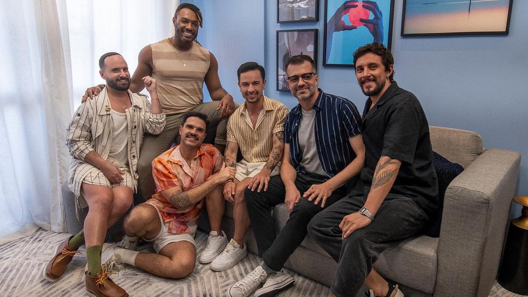 Rafael Stein com o elenco de Queer Eye Brasil